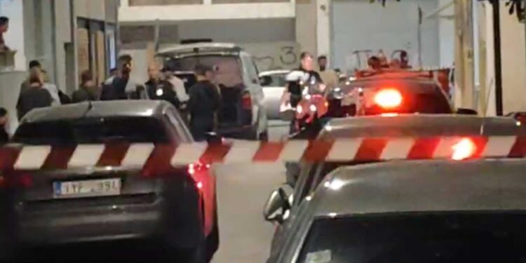 «Βγήκε από την πολυκατοικία με tie wrap στα χέρια και αίματα στο κεφάλι» λένε αυτόπτες μάρτυρες για το θρίλερ με έναν νεκρό και έναν τραυματία