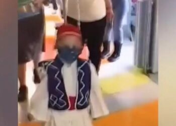 Συγκίνηση: Ο 5χρονος Γαβριήλ που δίνει μάχη με τον καρκίνο έκανε «παρέλαση» ντυμένος τσολιάς στο Ιπποκράτειο