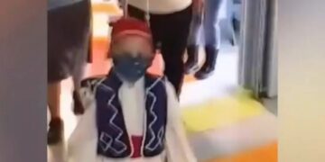 Alldaynews.gr Συγκίνηση: Ο 5χρονος Γαβριήλ που δίνει μάχη με τον καρκίνο έκανε «παρέλαση» ντυμένος τσολιάς στο Ιπποκράτειο