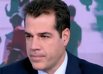 Θάνος Πλεύρης: «Το Μνημείο του Αγνώστου Στρατιώτη είναι ιερό – Δεν θα έπρεπε να υπάρχουν εκεί τα ονόματα των θυμάτων των Τεμπών»