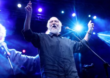 Alldaynews.gr Διονύσης Σαββόπουλος: Πώς το «Ντιρλαντά» που έκανε παγκόσμια επιτυχία τον έστειλε στο δικαστήριο – Ένα ολόκληρο νησί εναντίον του