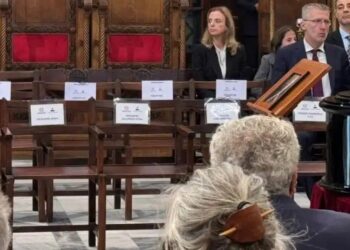 Θλίψη με τις άδειες καρέκλες στη κηδεία του Διονύση Σαββόπουλου – Δεν πήγε κανένας τους