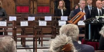 Alldaynews.gr Θλίψη με τις άδειες καρέκλες στη κηδεία του Διονύση Σαββόπουλου – Δεν πήγε κανένας τους