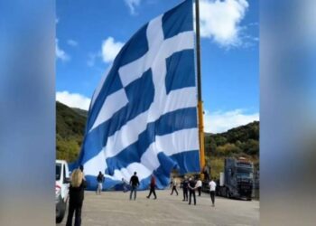 Συγκίνηση: Υψώθηκε ξανά η μεγαλύτερη ελληνική σημαία στην περιοχή που ξεκίνησε το έπος του ’40 (video)