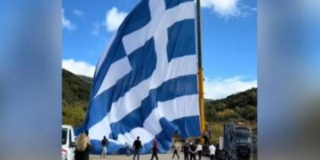 Alldaynews.gr Συγκίνηση: Υψώθηκε ξανά η μεγαλύτερη ελληνική σημαία στην περιοχή που ξεκίνησε το έπος του ’40 (video)
