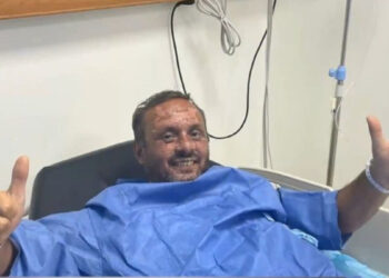 Ο Έλληνας φρουρός πλοίου που κολύμπησε επί 48 ώρες για να ξεφύγει από τους Χούθι – «Είχα δώσει υπόσχεση στην κόρη μου»