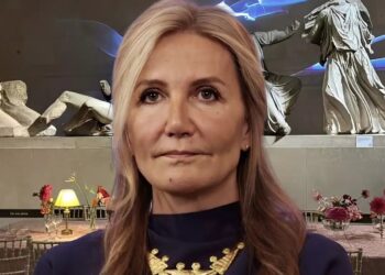 Έξαλλη η Μαρέβα με το δείπνο μπροστά στην αίθουσα των γλυπτών του Παρθενώνα