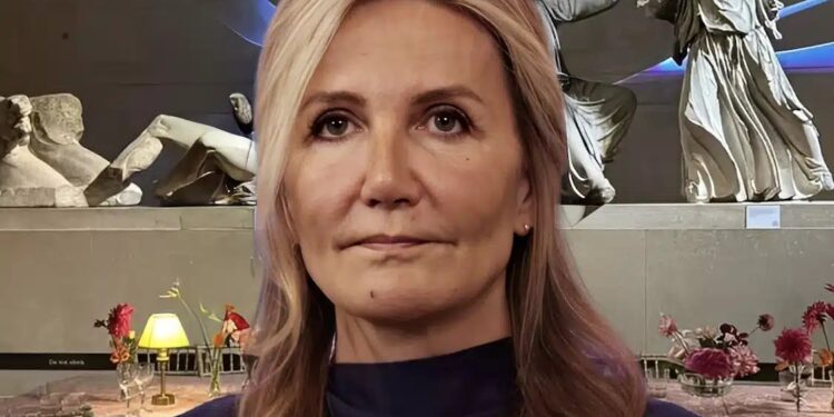 Alldaynews.gr Έξαλλη η Μαρέβα με το δείπνο μπροστά στην αίθουσα των γλυπτών του Παρθενώνα