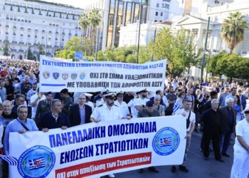 Στρατιωτικοί κατακλύζουν το κέντρο της Αθήνας – «Μας χρωστάτε πολλά, δεν σας χρωστάμε τίποτα»