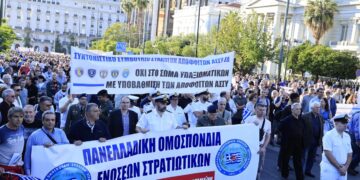 Στρατιωτικοί κατακλύζουν το κέντρο της Αθήνας – «Μας χρωστάτε πολλά, δεν σας χρωστάμε τίποτα»