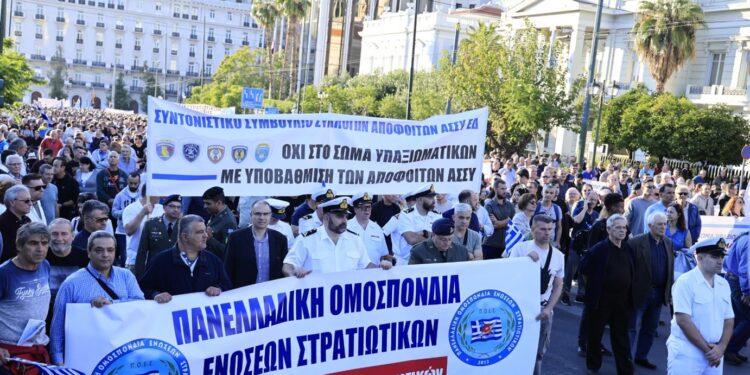 Στρατιωτικοί κατακλύζουν το κέντρο της Αθήνας – «Μας χρωστάτε πολλά, δεν σας χρωστάμε τίποτα»