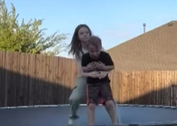 Συγκλονιστικό βίντεο με τη στιγμή που 10χρονη σώζει από πνιγμό τον 7χρονο αδερφό της