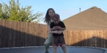 Συγκλονιστικό βίντεο με τη στιγμή που 10χρονη σώζει από πνιγμό τον 7χρονο αδερφό της