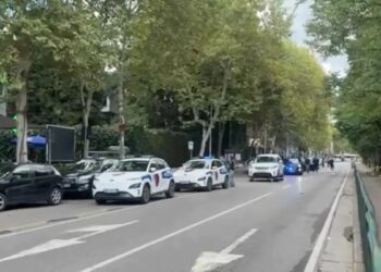 Άνδρας που δικαζόταν έβγαλε όπλο και άρχισε να πυροβολεί – Τραυματίες πατέρας και γιος – Νεκρός ένας δικαστής