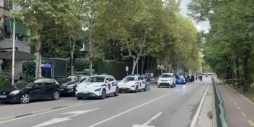Alldaynews.gr Άνδρας που δικαζόταν έβγαλε όπλο και άρχισε να πυροβολεί – Τραυματίες πατέρας και γιος – Νεκρός ένας δικαστής