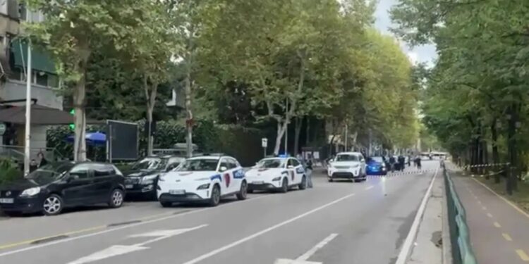 Alldaynews.gr Άνδρας που δικαζόταν έβγαλε όπλο και άρχισε να πυροβολεί – Τραυματίες πατέρας και γιος – Νεκρός ένας δικαστής