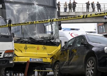 Μηχανόβιος έδερνε τον οδηγό λεωφορείου – Πάτησε γκάζι και «καρφώθηκε» σε στάση – Μία νεκρή και τραυματίες (video)