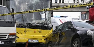 Alldaynews.gr Μηχανόβιος έδερνε τον οδηγό λεωφορείου – Πάτησε γκάζι και «καρφώθηκε» σε στάση – Μία νεκρή και τραυματίες (video)