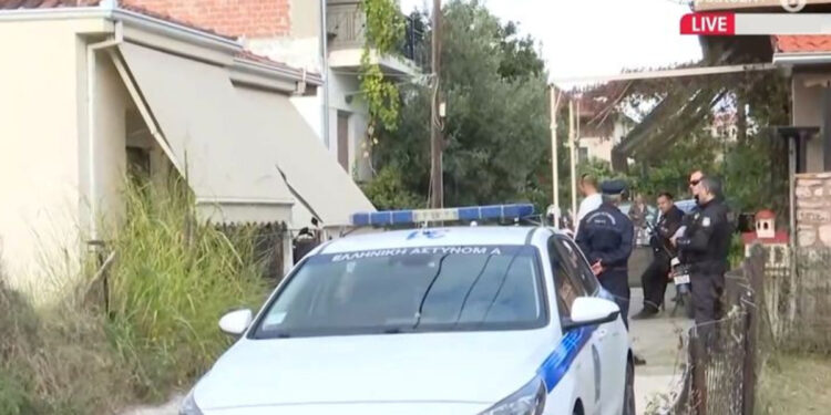 Στο πλευρό του 18χρονου μητροκτόνου ο πατέρας του – «Είχαν κακές σχέσεις με τη μητέρα του» – Ο λόγος που την σκότωσε