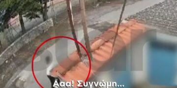 Alldaynews.gr Βίντεο-σοκ από την άγρια συμπλοκή και τα μαχαιρώματα των συμμαθητών – Η αιτία του καβγά, οι κραυγές του 12χρονου και οι μαρτυρίες (video)