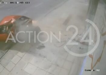 Οδηγός αυτοκινήτου «καρφώθηκε» σε τζαμαρία των ΕΛΤΑ – «Είναι η πέμπτη φορά μέσα σε 3 χρόνια» (video)