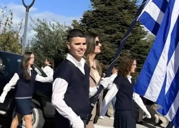 28η Οκτωβρίου: Περηφάνια στο Αγρίνιο για τον τυφλό σημαιοφόρο