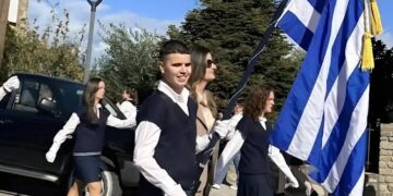 Alldaynews.gr 28η Οκτωβρίου: Περηφάνια στο Αγρίνιο για τον τυφλό σημαιοφόρο