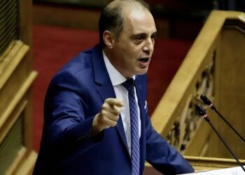 Χαμός με τον Βελόπουλο στη βουλή: «Είστε τεμπέληδες και πληρώνεστε!»