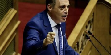 Alldaynews.gr Χαμός με τον Βελόπουλο στη βουλή: «Είστε τεμπέληδες και πληρώνεστε!»