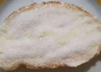 Βρεγμένо ψωμί με ζάχαρη – Το λατρεμένо σνακ που μας έμαθαν οι γιαγιάδες μας