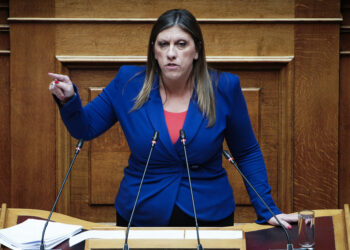 Απίστευτες σκηνές στη Βουλή: Η Κωνσταντοπούλου σήκωσε κινητό για να βγάλει την Μπακογιάννη – «Είσαι υστερική»