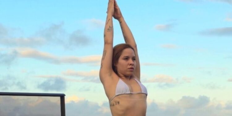 Alldaynews.gr Μοναχή πέταξε τα ράσα και έγινε δασκάλα γιόγκα – Της αρέσει να γυμνάζεται με μπικίνι