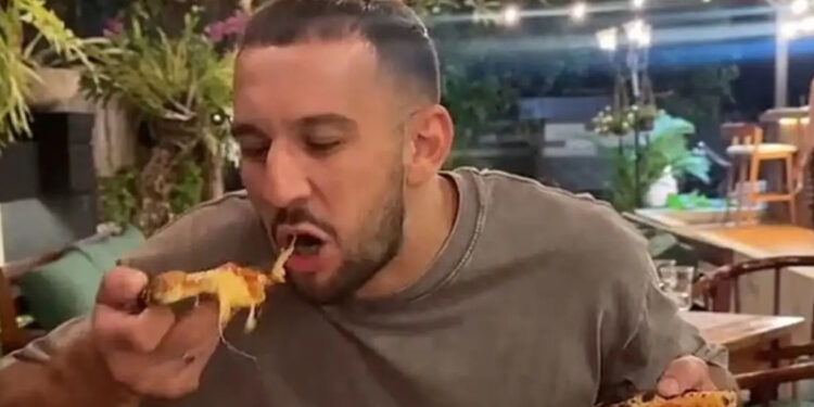 Νεκρός στα 30 του influencer που έτρωγε 10.000 θερμίδες την ημέρα σε ακραίο «μαραθώνιο φαγητού»