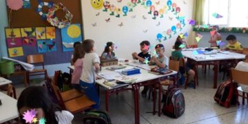 Δασκάλα στο Λουτράκι κατήγγειλε 6χρονο μαθητή ότι τη θώπευσε επειδή την άγγιξε για να της δείξει τη ζωγραφιά του (video)