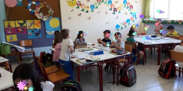 Δασκάλα στο Λουτράκι κατήγγειλε 6χρονο μαθητή ότι τη θώπευσε επειδή την άγγιξε για να της δείξει τη ζωγραφιά του (video)