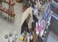 Πήγε να ληστέψει καφετέρια με κατσαβίδι και… πετσέτα στο κεφάλι (video)