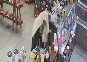 Πήγε να ληστέψει καφετέρια με κατσαβίδι και… πετσέτα στο κεφάλι (video)