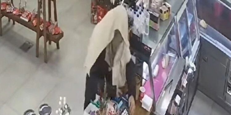 Πήγε να ληστέψει καφετέρια με κατσαβίδι και… πετσέτα στο κεφάλι (video)