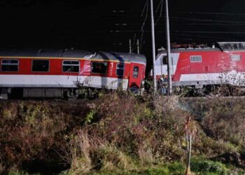 ΝΕΟ: Μετωπική σύγκρουση τρένων (ΦΩΤΟ)