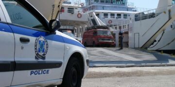 Τρόμος μέσα σε πλοίο: 63χρονος ξυλοκόπησε άγρια τη σύζυγό του