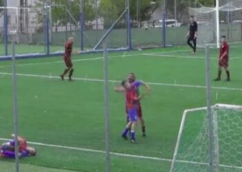 Χαμός σε τοπικό ντέρμπι: Ποδοσφαιριστής του τοπικού Αστέρα… ξάπλωσε αντίπαλο του με μπουνιά! (video)