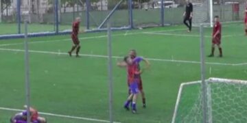 Alldaynews.gr Χαμός σε τοπικό ντέρμπι: Ποδοσφαιριστής του τοπικού Αστέρα… ξάπλωσε αντίπαλο του με μπουνιά! (video)