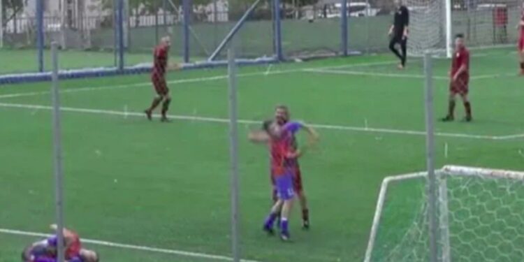 Alldaynews.gr Χαμός σε τοπικό ντέρμπι: Ποδοσφαιριστής του τοπικού Αστέρα… ξάπλωσε αντίπαλο του με μπουνιά! (video)