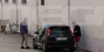 Βίντεο ντοκουμέντο: Σωφρονιστικός υπάλληλος βγάζει από τις φυλακές κρατούμενο για να του φτιάξει το αυτοκίνητο (video)