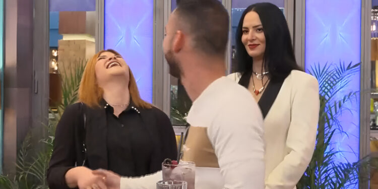 Alldaynews.gr Πήγε στο First Dates και συνάντησε τον γείτονά της!