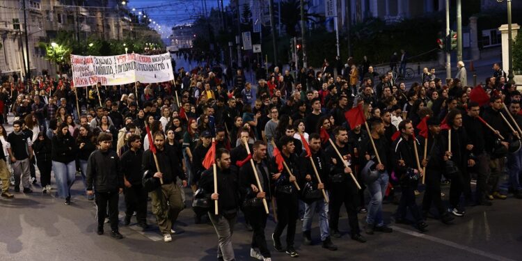 Alldaynews.gr Πόσοι διαδηλωτές συμμετείχαν στην πορεία για την 52η επέτειο της εξέγερσης του Πολυτεχνείου – Συνολικά 13 συλλήψεις