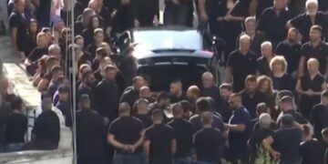 Alldaynews.gr Σπαρακτικές κραυγές και κατάρες στην κηδεία του 39χρονου στα Βορίζια -«Φρούριο» το χωριό με πάνω από 90 αστυνομικούς