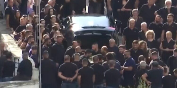 Alldaynews.gr Σπαρακτικές κραυγές και κατάρες στην κηδεία του 39χρονου στα Βορίζια -«Φρούριο» το χωριό με πάνω από 90 αστυνομικούς