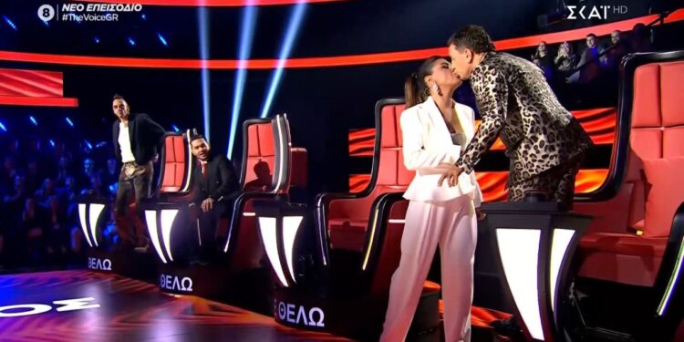 Το φιλί Παπαρίζου – Μαζωνάκη στο «The Voice» και το σχόλιο του Μάστορα: «Απλά ήθελαν να φασωθούν»