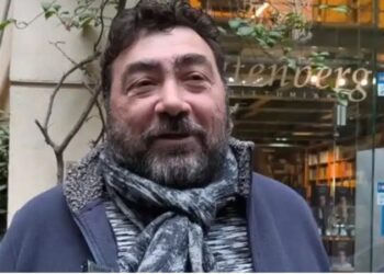 Ο πρώτος που αγόρασε την «Ιθάκη» του Τσίπρα: «Ηρθα από τα Τρίκαλα πρωί πρωί να πάρω το βιβλίο»